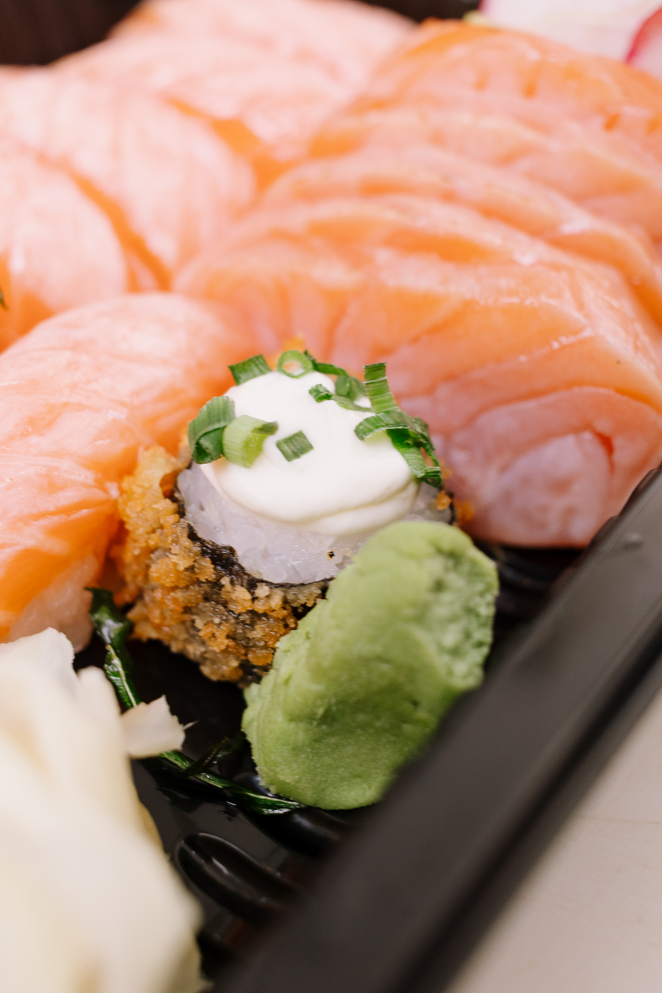 Salmão e peças de sushi reais da IPPO